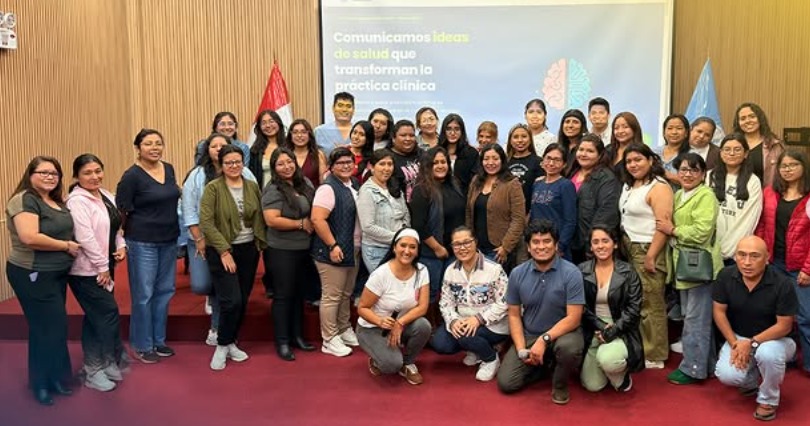 Foto grupal oficial del Curso de Afasias 2026 — 63 participantes con el equipo Neurohablemos