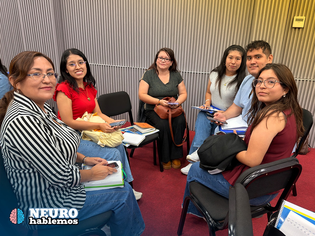 Grupo de participantes en discusión durante el curso de Afasias