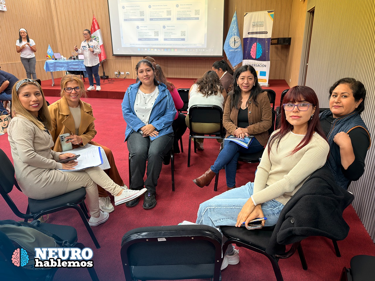 Participantes conversando en el curso de Afasias