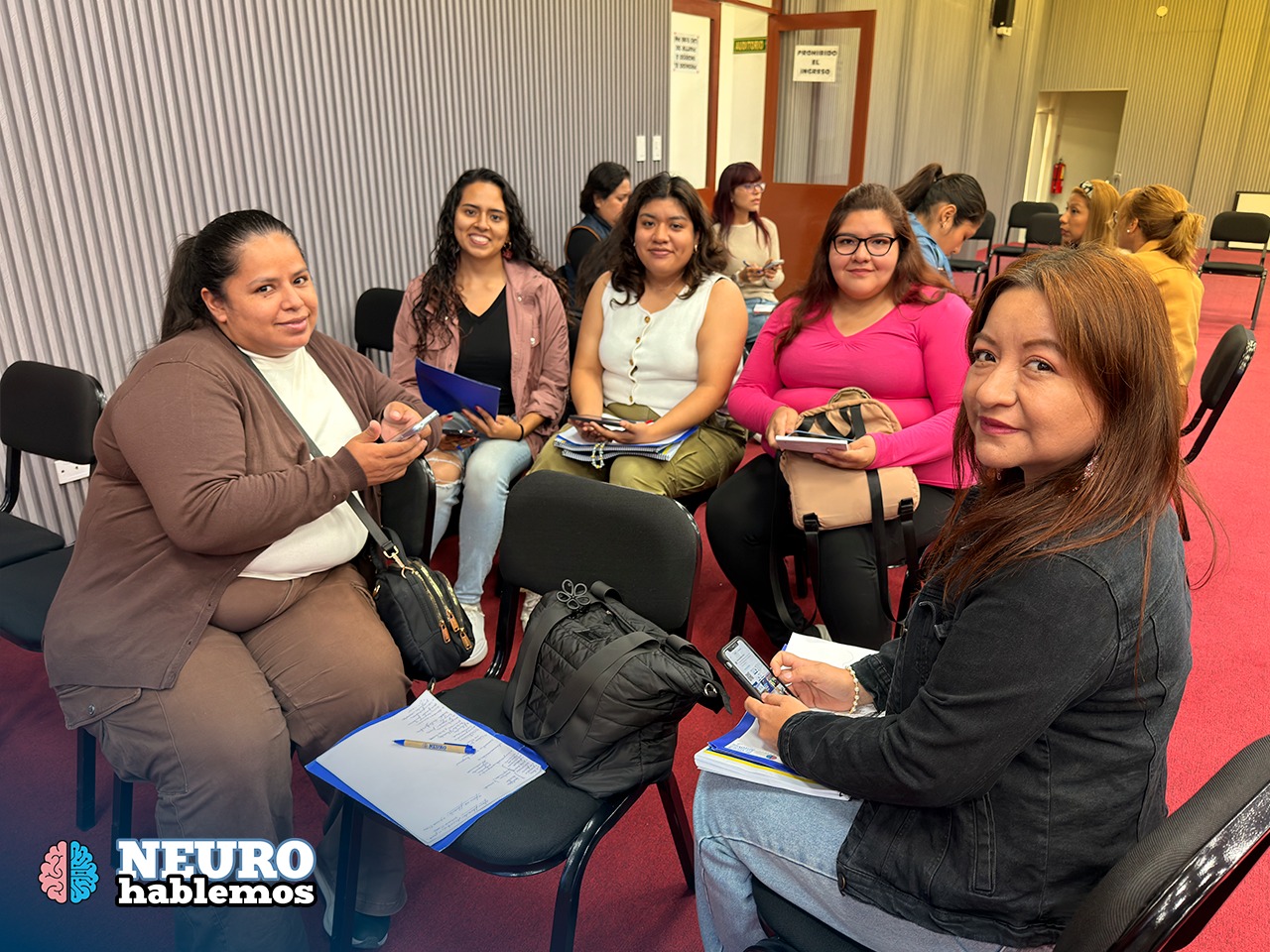 Participantes en mesa de trabajo del curso
