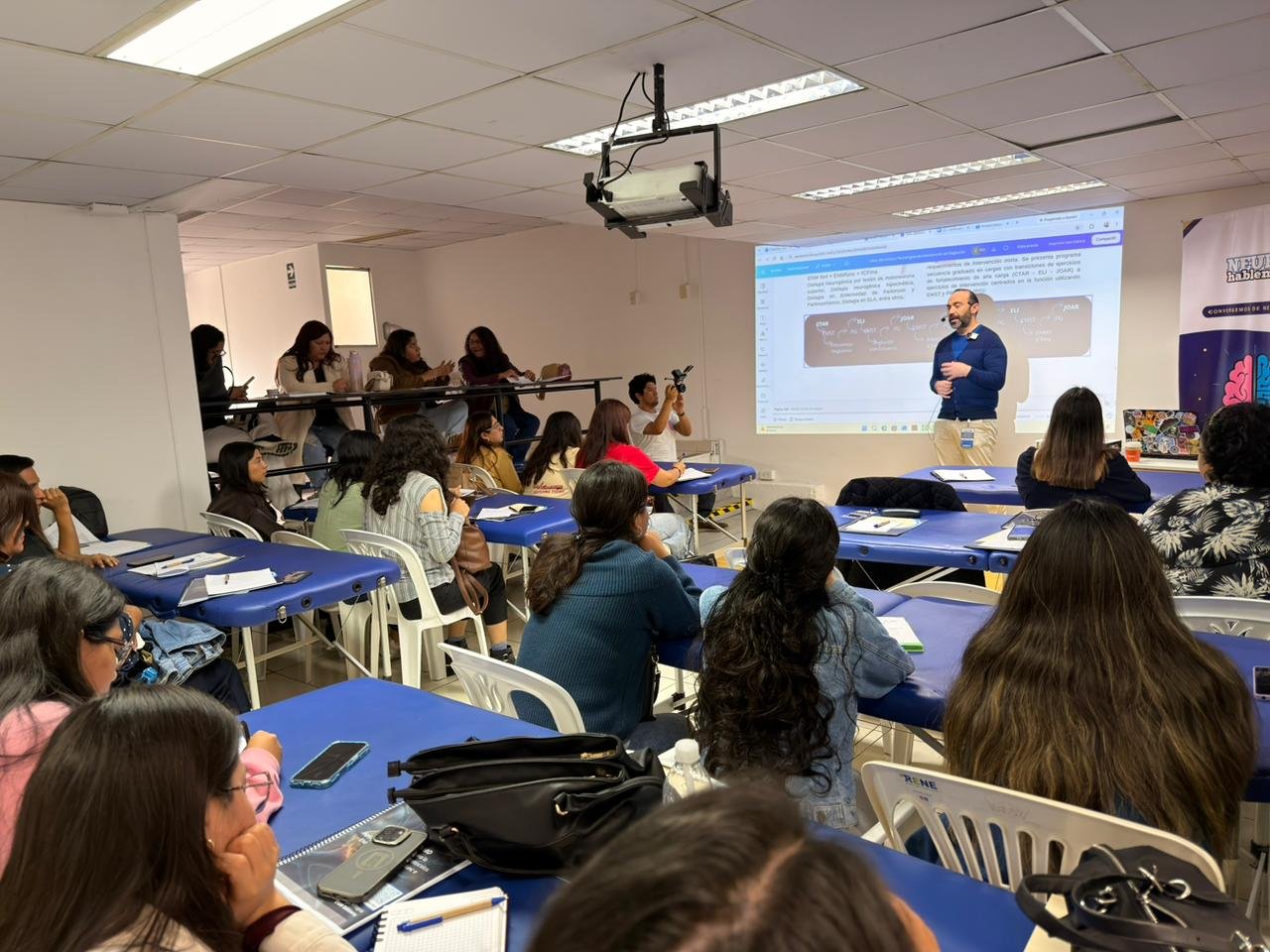 Felipe Ortega dictando el Programa ENMD ante los participantes en Lima