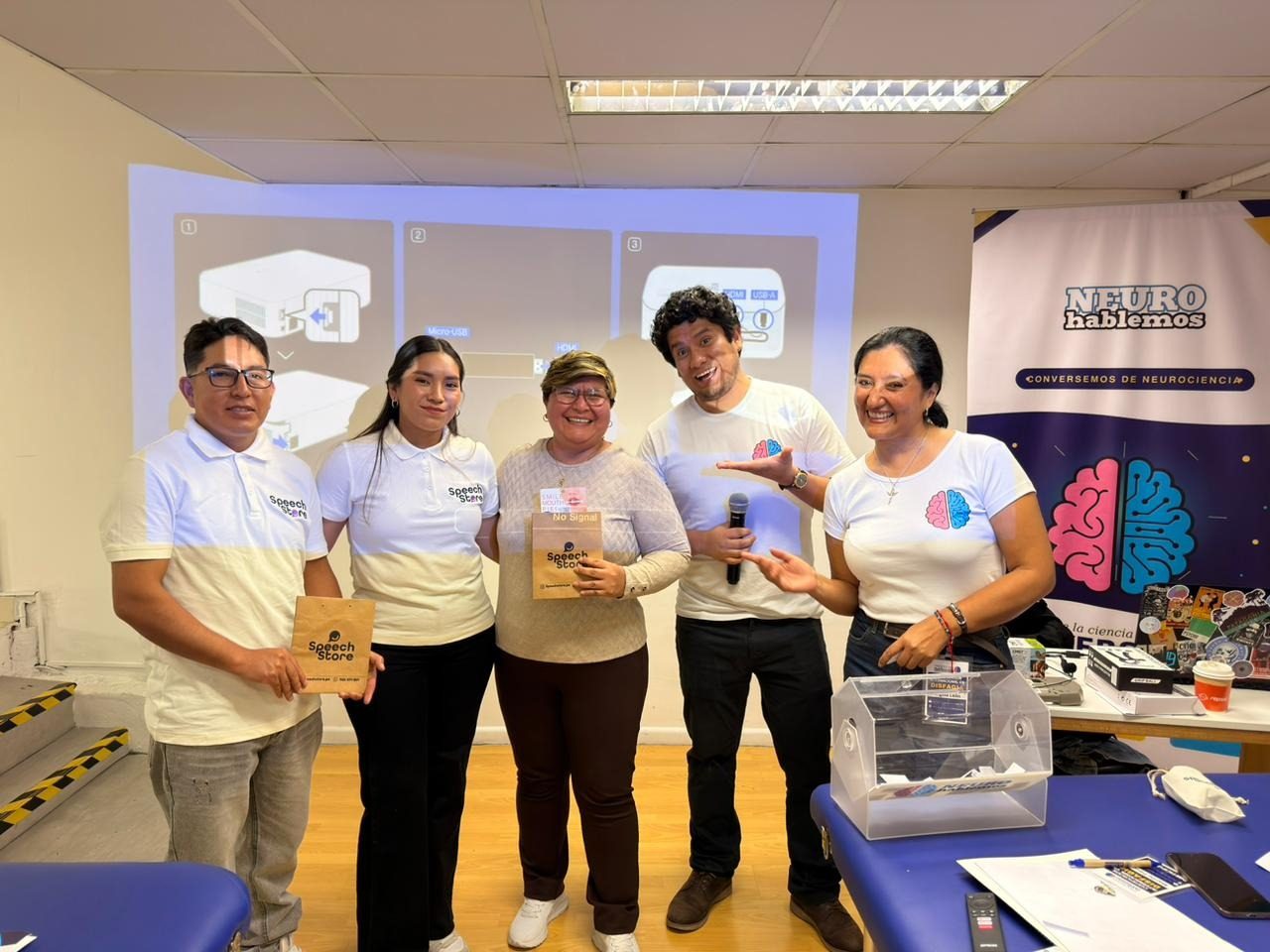 Ganadora del sorteo SpeechStore recibiendo su premio