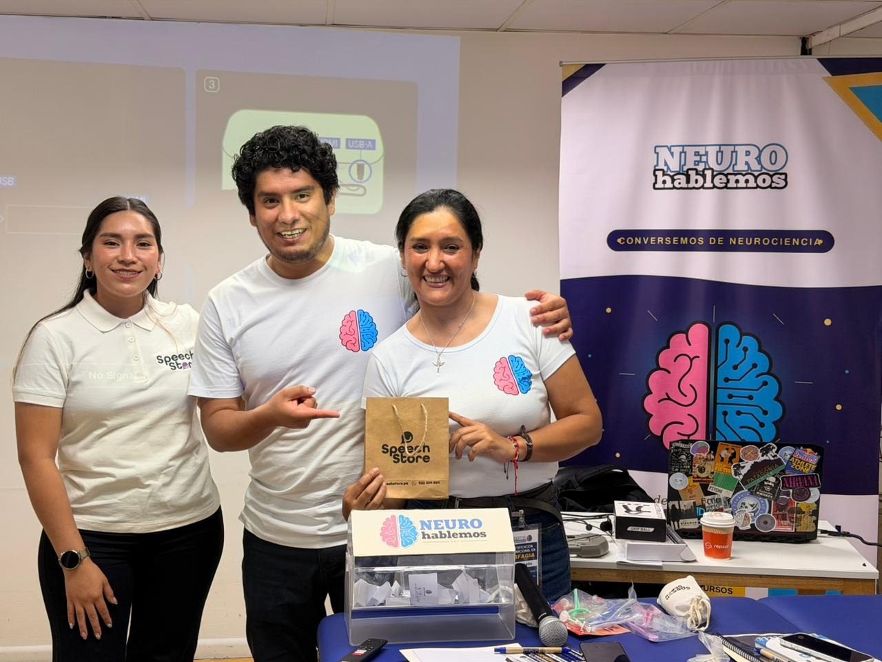 Equipo Neurohablemos con el stand de SpeechStore